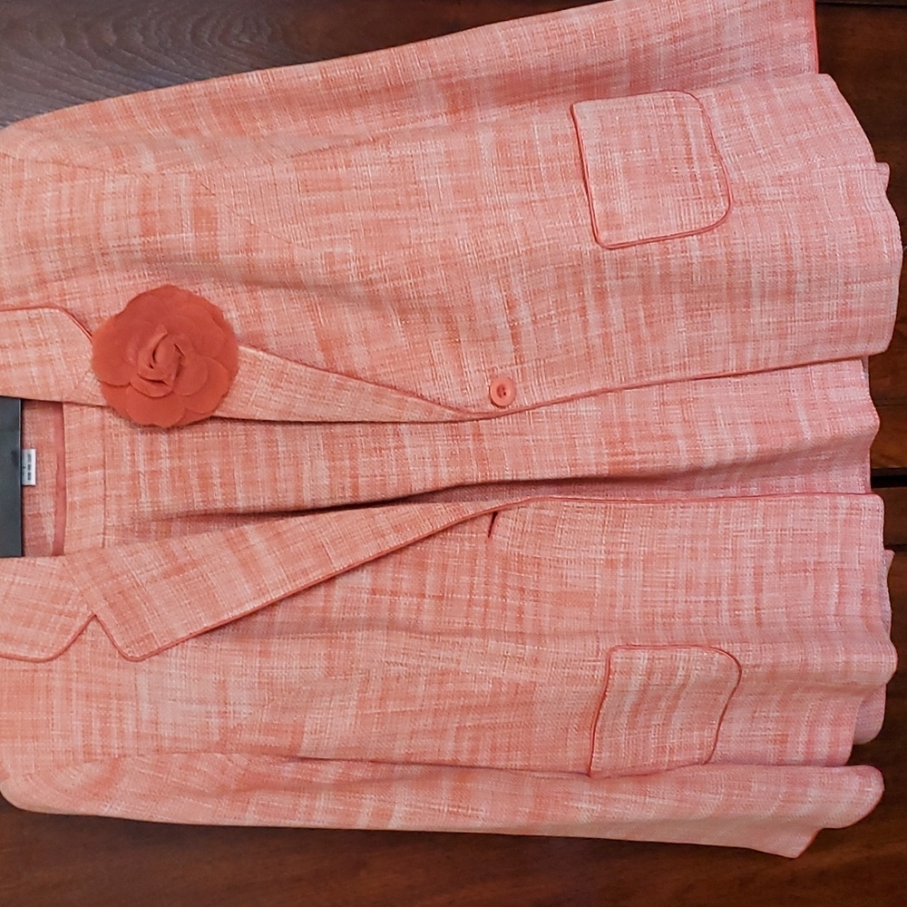 - Diane Von Furstenberg suit. Waist 16 length 23.5 sleeves 24.5 shoulder 17.5